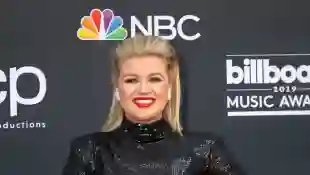 Kelly Clarkson Shares She Was Treated Badly At An Awards Show
