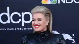 Kelly Clarkson Says She Was Shown Photos Of Naked Women As A Form of Body Shaming