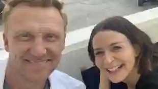 Kevin McKidd y Caterina Scorsone se toman un selfie tras las cámaras de 'Anatomía de Grey'