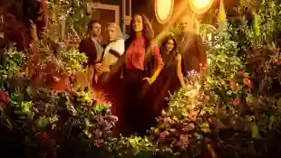 Darío Yazbek, Isela Vega, Cecilia Suárez, Aislinn Derbez y Juan Pablo Medina en una imagen promocional de 'La casa de las flores'