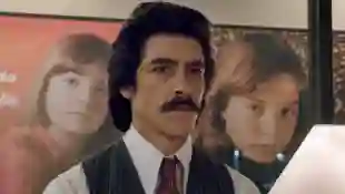Óscar Jaenada en una escena de 'Luis Miguel: la serie'