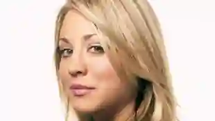 Kaley Cuoco en una imagen promocional de la serie 'The Big Bang Theory'