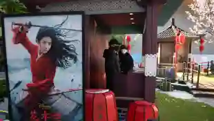 Escaparate con anuncio de Mulan