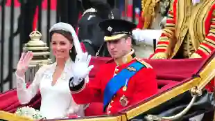 El príncipe William y la princesa Catherine abandonan la abadía de Westminster en un carruaje después de su ceremonia de boda en Londres el 29 de abril de 2011.