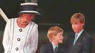 Lady Diana, el Príncipe Harry y el Príncipe Guillermo en Londres en agosto de 1995