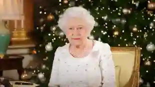 Bilder des Tages . 25/12/2017. London, United Kingdom. Queen Elizabeth II sits at a desk in the 1844 Room at Buckingham