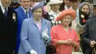 Queen Elizabeth has released a new picture with the late Queen Mum.