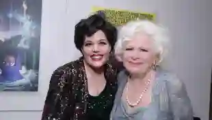 Renee Taylor is now 89 years old. Here the actress poses with musician Debbie Wileman