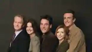 Neil Patrick Harris, Cobie Smulders, Josh Radnor, Alyson Hannigan y Jason Segel en una imagen promocional de la serie 'How I Met Your Mother'