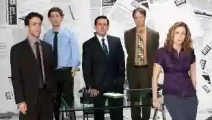 BJ Novak, John Krasinski, Steve Carell, Rainn Wilson y Jenna Fischer en una imagen promocional de la serie 'The Office'