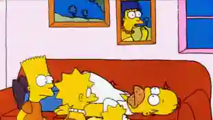 Bart, Lisa, Maggie y Homer Simpson. Los Simpson, Estados Unidos, 17 de diciembre de 1989.