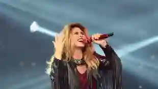 Watch Shania Twain Send A musical Shoutout To Healthcare Workers!