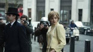The Crown See Emma Corrin In Princess Diana S Wedding Dress