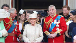 La reina Isabel II y el príncipe Andrew