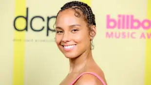 Alicia Keys poses backstage for the 2021 Billboard Music Awards.