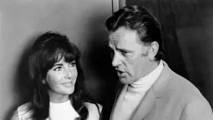 Richard Burton avec l'actrice britannico-américaine Elizabeth Taylor lors du tournage du film "Qui a peur de Virginia Woolf".