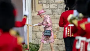 Queen Elizabeth Loves To Wear Bright Colours: This Is Why