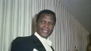 L'acteur américain d'origine bahaméenne Sidney Poitier tenant son Oscar du meilleur acteur dans un rôle principal en 1964.