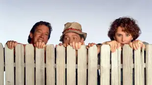 HOME IMPROVEMENT, from left: Tim Allen, Earl Hindman, Patricia Richardson, (1992), 1991-99. ph: Bob D Amico/?Touchstone