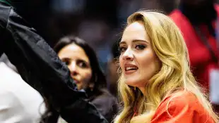 USA Basketball Showcase: USA - Süd Sudan; 20.07.2024 Adele (Sängerin) lachend Courtside USA Basketball Showcase: USA - S