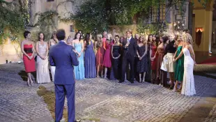 Chris Harrison, Prince Lorenzo Borghese and the contestants on Season 9.