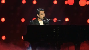 Matteo Bocelli in der TV Show Schlagerbooom 2023 - Alles funkelt! Alles glitzert! in der Dortmunder Westfalenhalle. Dort