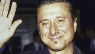 Actor  Steve  Perry  at  premiere  of  movie  Quest  for  Camelot.DMI  (Mirek  Towski)/The  LIFE