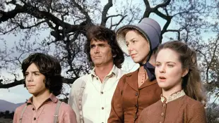 Matthew Laborteaux, Michael Landon, Karen Grassle y Melissa Sue Anderson en una escena de la serie 'Little House on the Prairie'