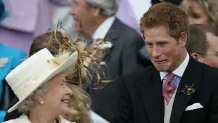 Reina Isabel y príncipe Harry