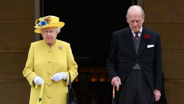 The Queen & Prince Philip Returning To Buckingham Palace ...