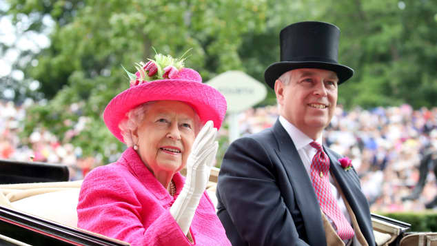 La reina Isabel II y el príncipe Andrew