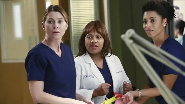 Ellen Pompeo y Chandra Wilson en 'Grey's Anatomy'