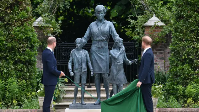 Prince William, Prince Harry and Princess Diana Statue