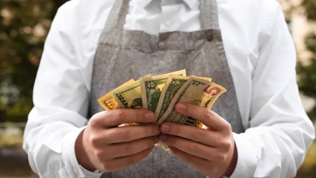 Waiter with tip (symbolic image)