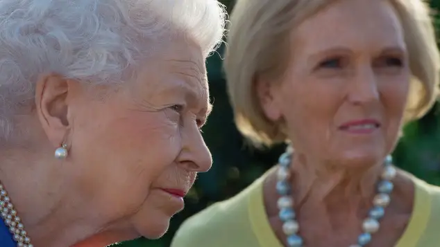 La reina Isabel II y Mary Berry