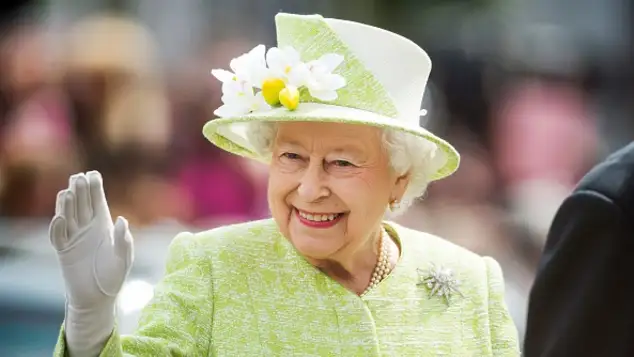 El palacio de Buckingham lanza su propia ginebra ¡Con ingredientes del jardín de la Reina!
