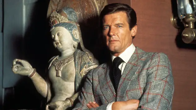 "James Bond": Roger Moore