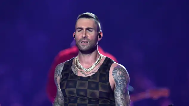Adam Levine se despide de su cabello en el nuevo video de Maroon 5