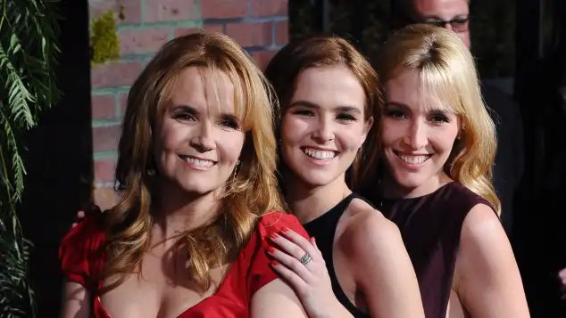 Lea Thompson, Zoey Deutch, and Madelyn Deutch