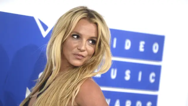 Britney Spears Strips Down Completely Nude In Sexy Beach Photos