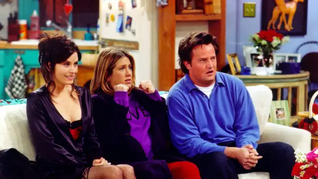 Monica, Chandler y Rachel en Friends