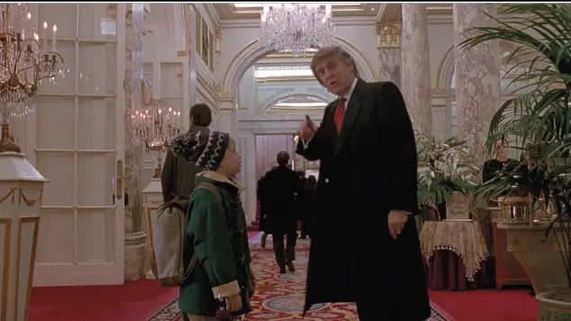 Macaulay Culkin and Donald Trump in 'Home Alone 2: Lost in New York'