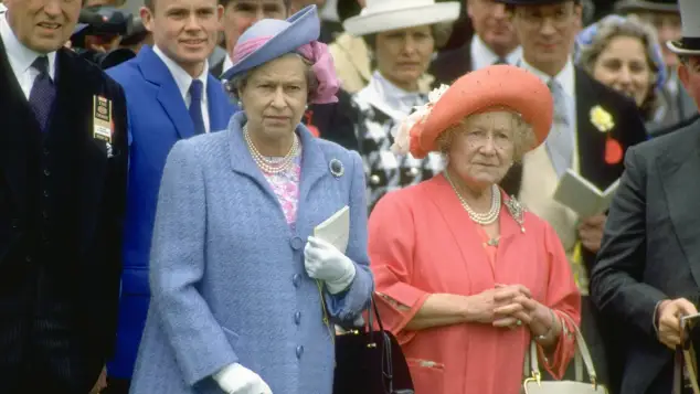La reina Isabel II y la Reina Madre