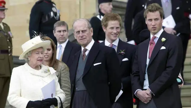 Reina Isabel, príncipe William y príncipe Harry