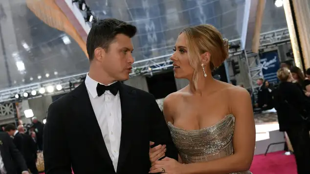 Colin Jost y Scarlett Johansson