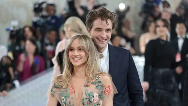Suki Waterhouse and Robert Pattinson