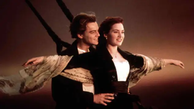 Rose y Jack en la icónica escena de 'Titanic'