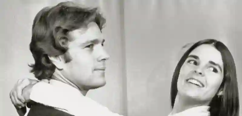 Ryan O Neal and Ali MacGraw in Love Story