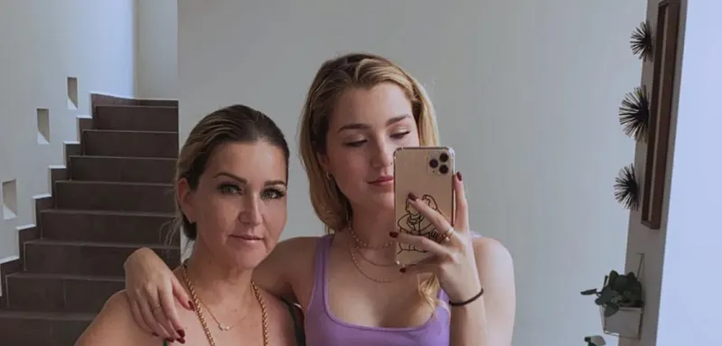 Alicia Villarreal y Melenie Carmona