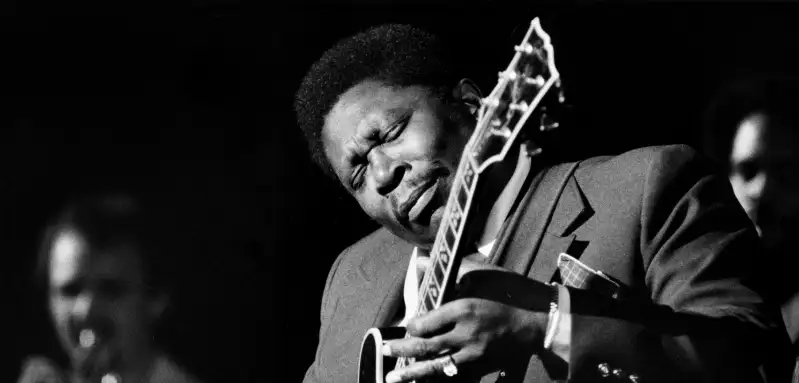 STOCKHOLM 1980-04-11 Den amerikanske bluesmusikern BB King spelar pa sin gitarr när han uppträder pa Konserthuset i Stoc